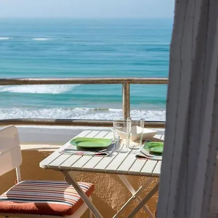 Gatu Bani Con Terraza Y Vista Frontal Al Mar, Preferente Mayores De 25 Anos Y Familias *