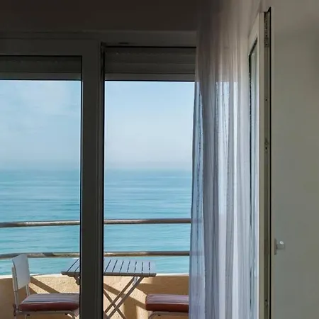 Gatu Bani Con Terraza Y Vista Frontal Al Mar, Preferente Mayores De 25 Anos Y Familias Appartement *